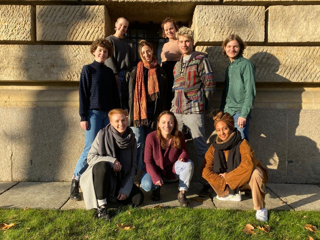 Das Gruppenbild des FSR Soziologie an der Albertina in Leipzig, von rechts nach links: Max, Rahel, Janes, Adina, Dori, Clara, Esther, Victoria, Pauline