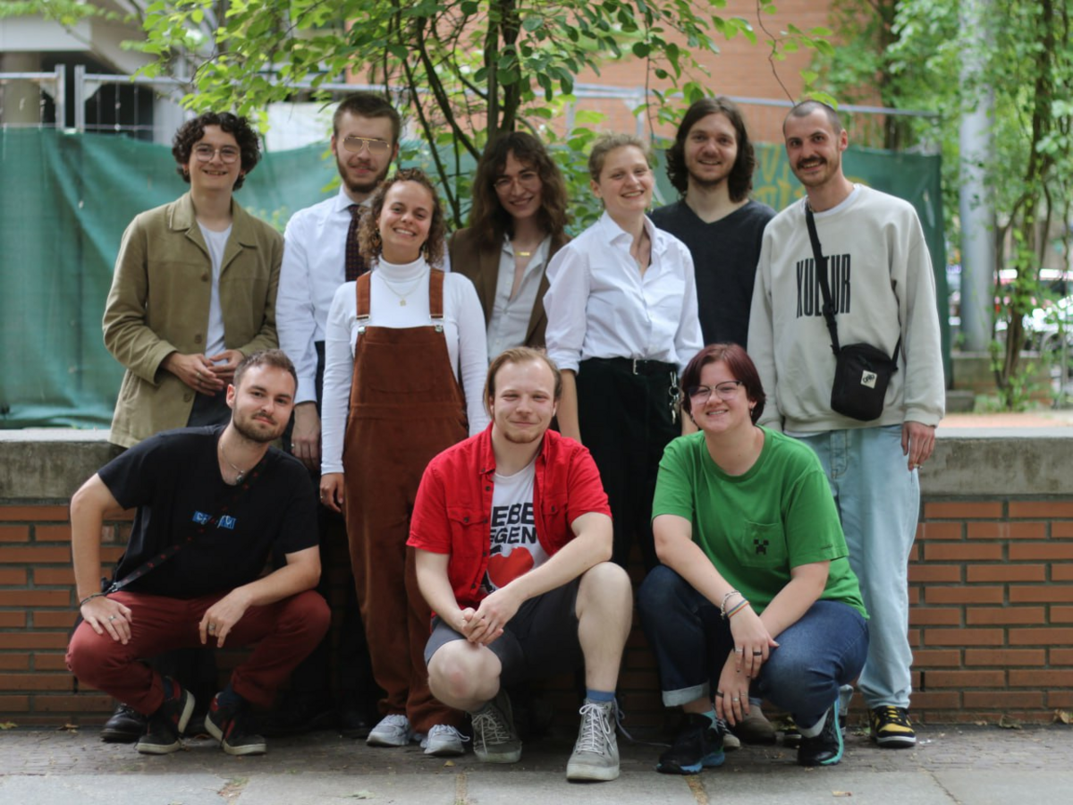 Das Gruppenbild des FSR Soziologie gegenüber der Albertina in Leipzig, von rechts nach links: Freddy, Max, Latzo, Elli, Dori, Paul, Enzo, Marin, Leopold und Milan 