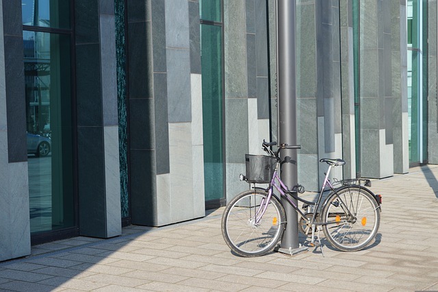 Ein Fahrrad angeschlossen an einem Laternenpfahl, vor der Universität Leipzig